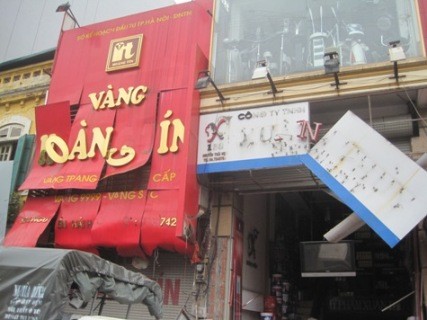 Hiện trường vụ nổ tiệm vàng trên phố Nguyễn Thái Học